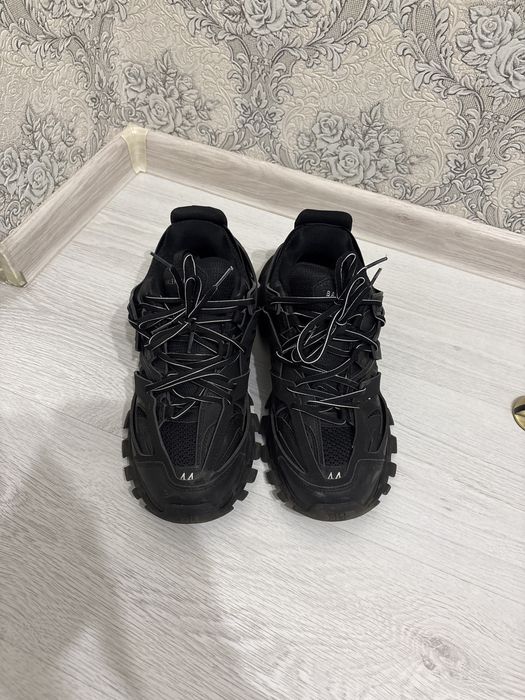 Balenciaga track 1 black