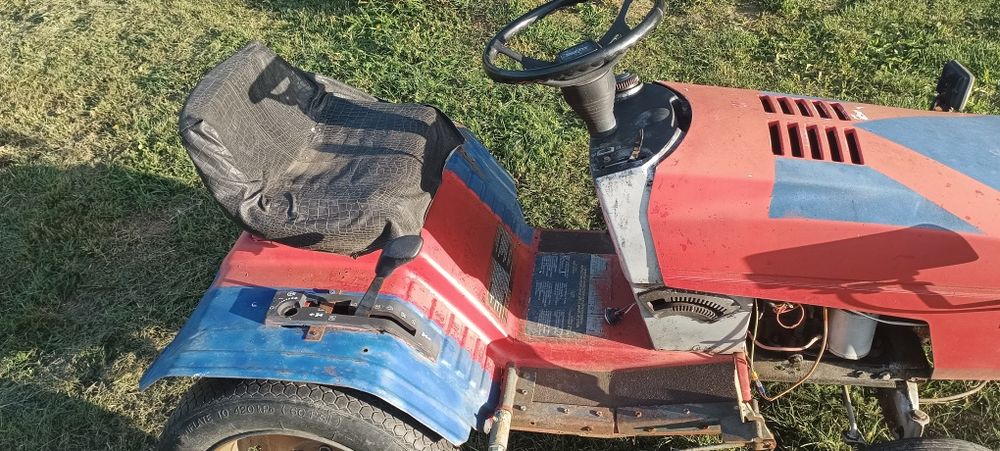 Vind tractor mic cu remorca