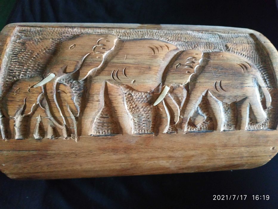 Стилен дървен органайзер за бижута