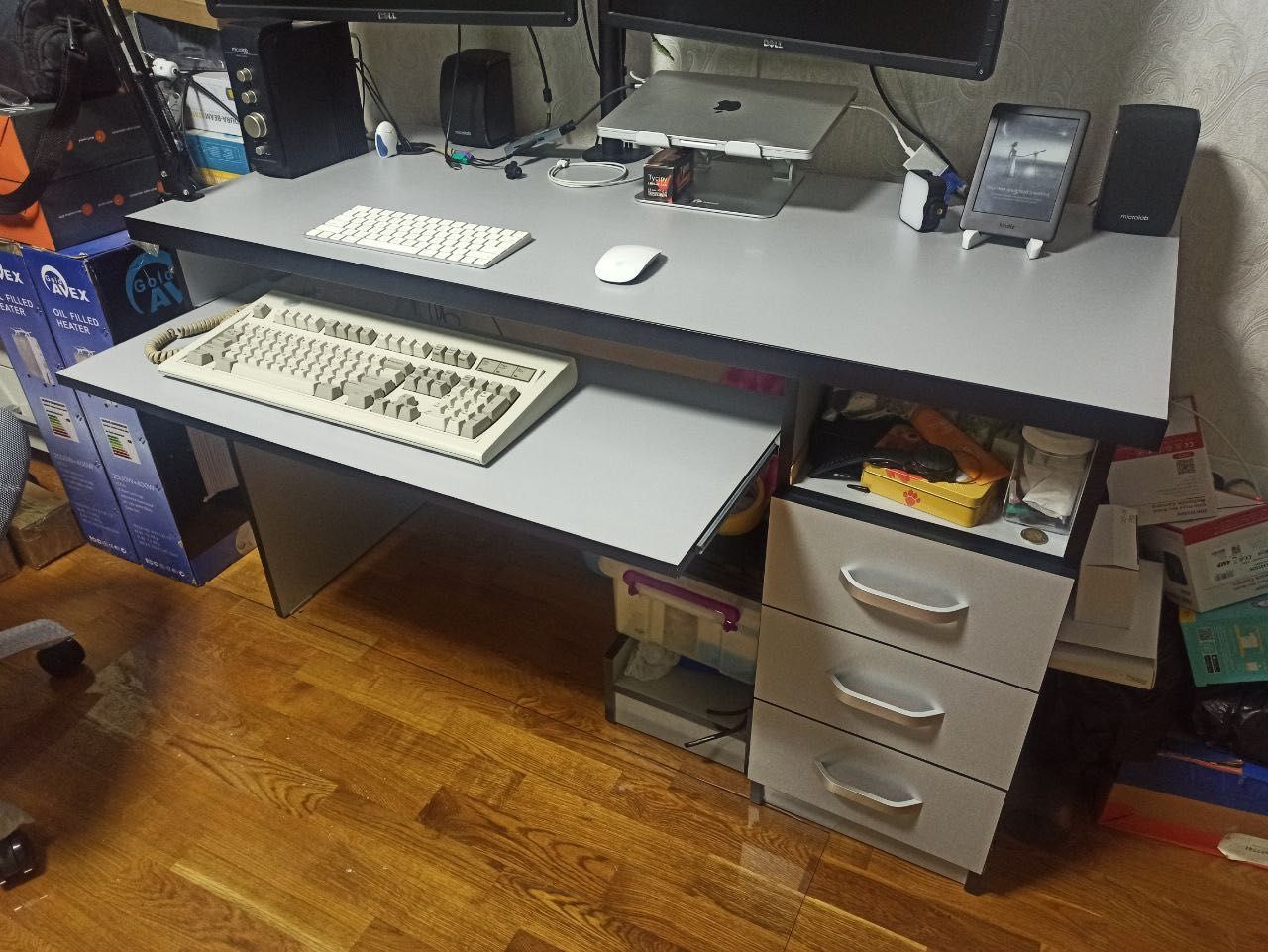 Компьютерный стол (140х60 см) из МДФ. Отл. качества.