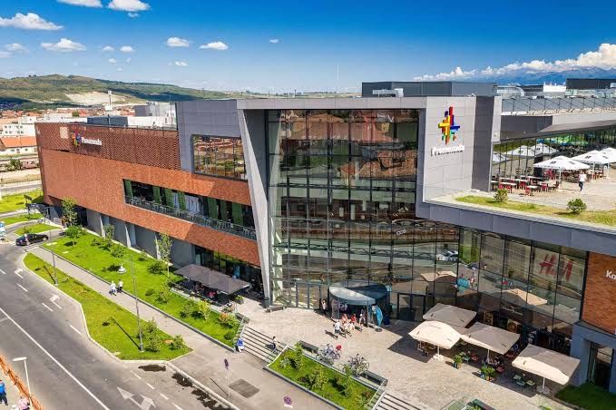 Închiriez post manichiură / salon