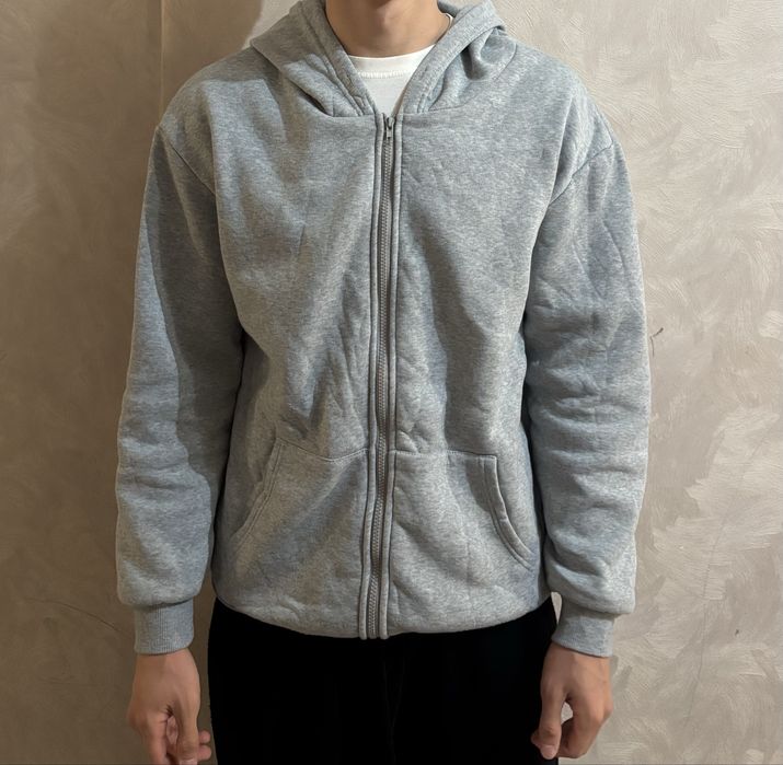 Продам серую кофту на замке с капюшоном.
