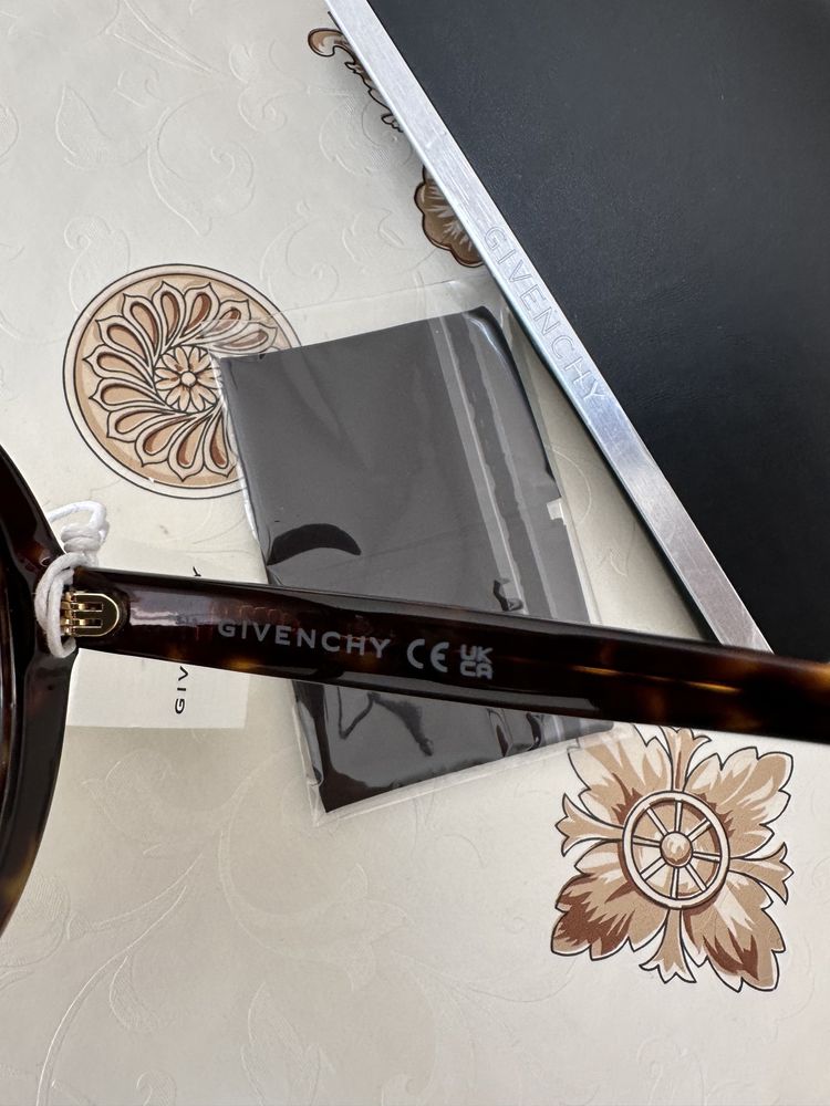 Vând ochelari Givenchy