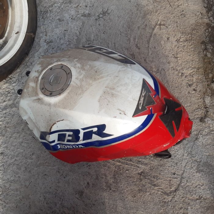 Мотоциклет Хонда(Honda CBR F3 1000)-на части