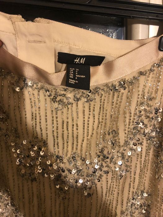 Vând fusta damă scurtă nude H&M cu paiete, mărimea 36