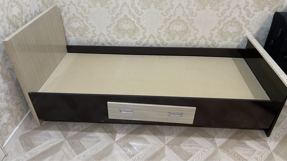 Мебель: стол и кровать (детский)