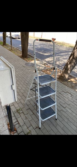 Scara metalica pliabila