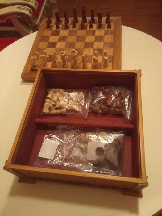 Столик для игры в шахматы ,шашки