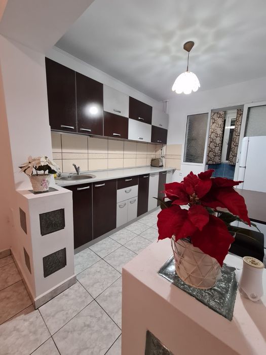 Proprietar inchiriez apartament cu 3 camere in str.Panselelor