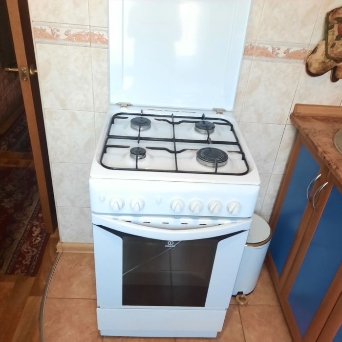 Продаем газовую плиту Индезит бу в хорошем состоянии