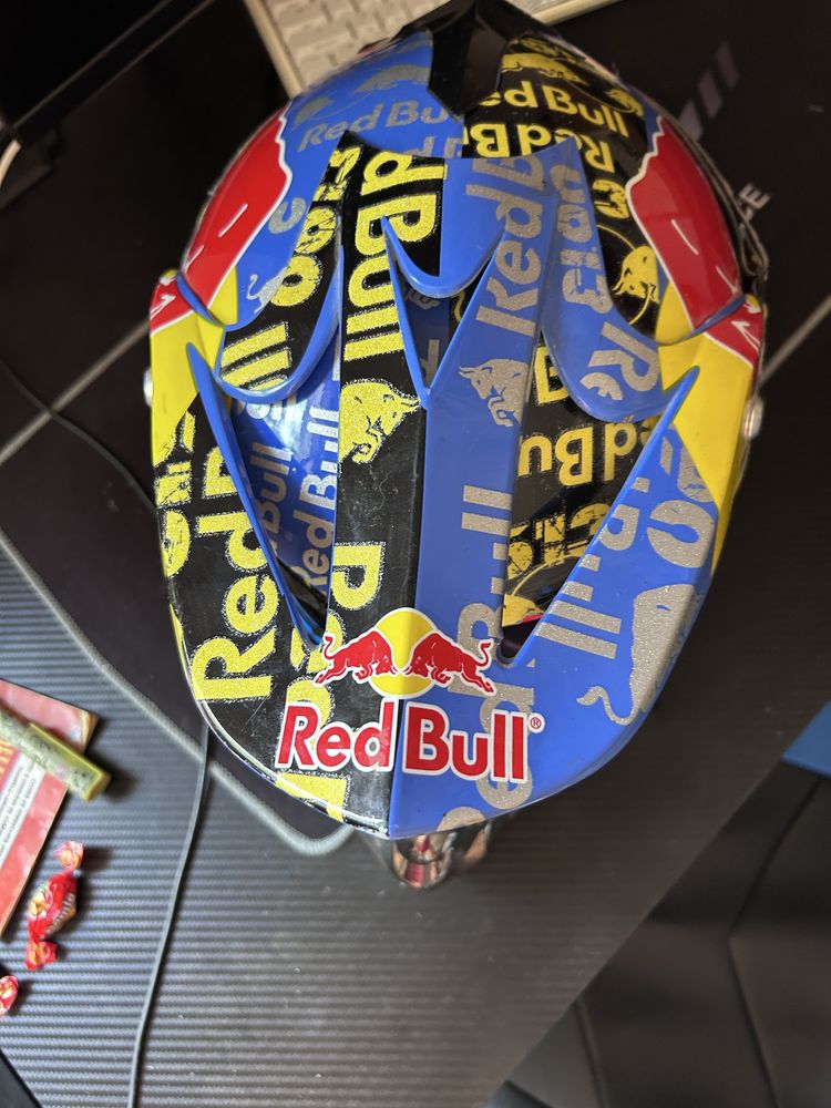 Каска на Red bull