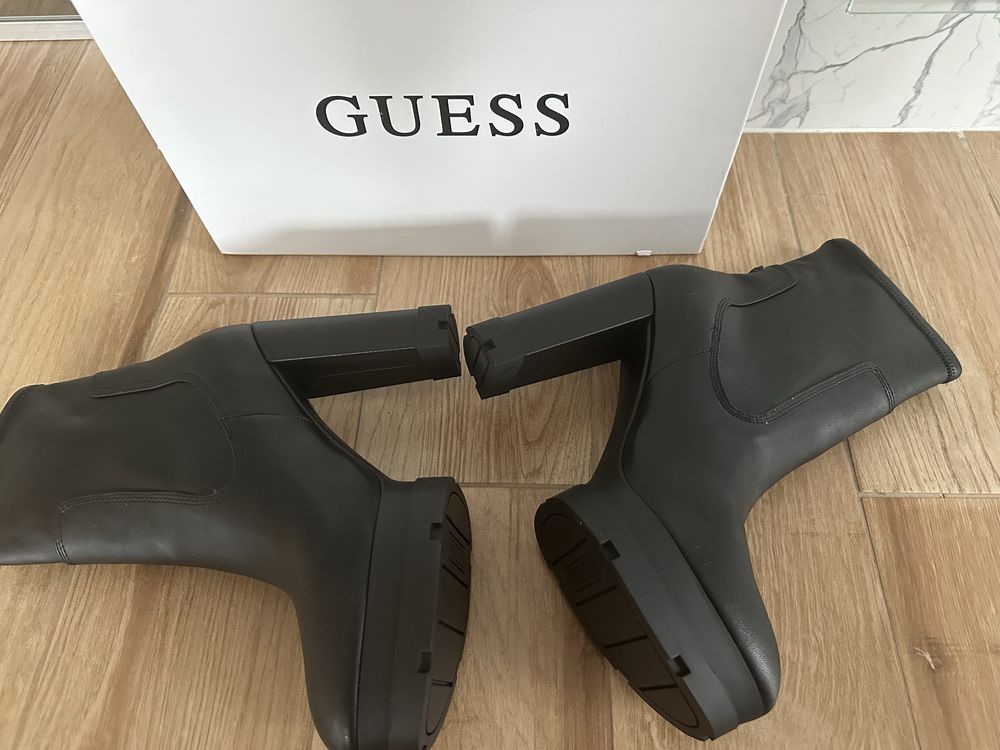 GUESS, Боти на ток 41