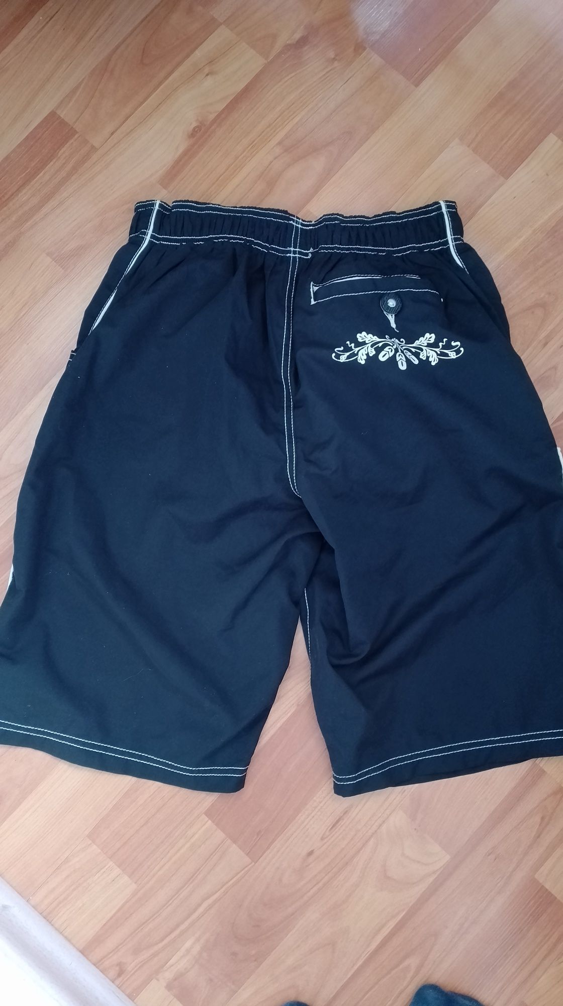 Pantaloni scurți