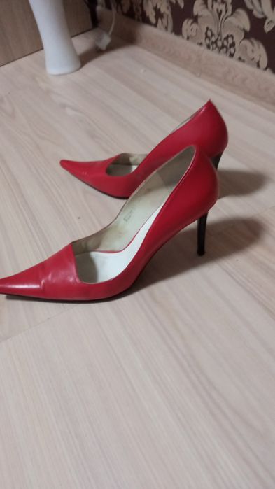 Туфли женские,б у ,размер 39,в отличном состоянии,красные,натуральная