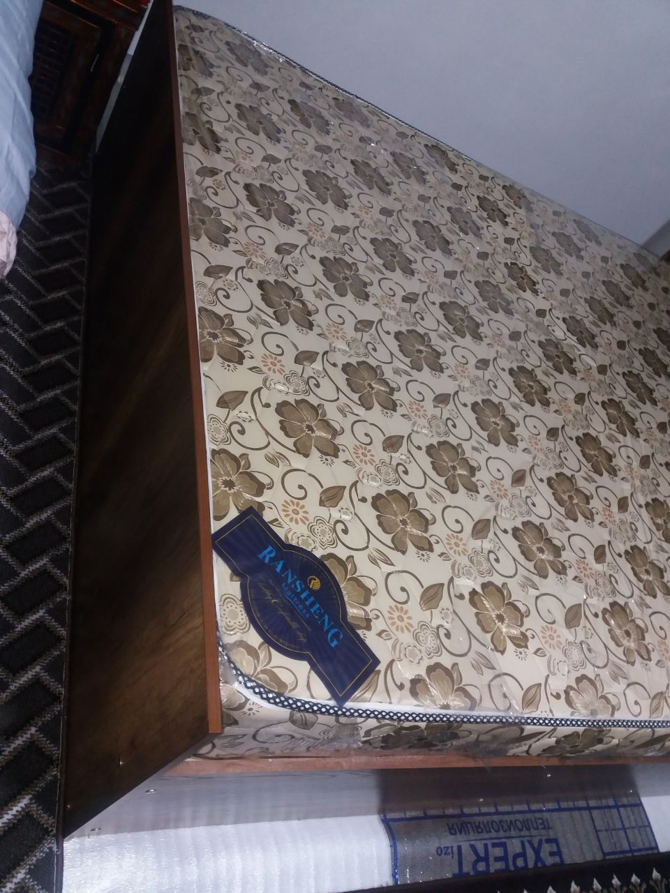 Divan sotiladi ..