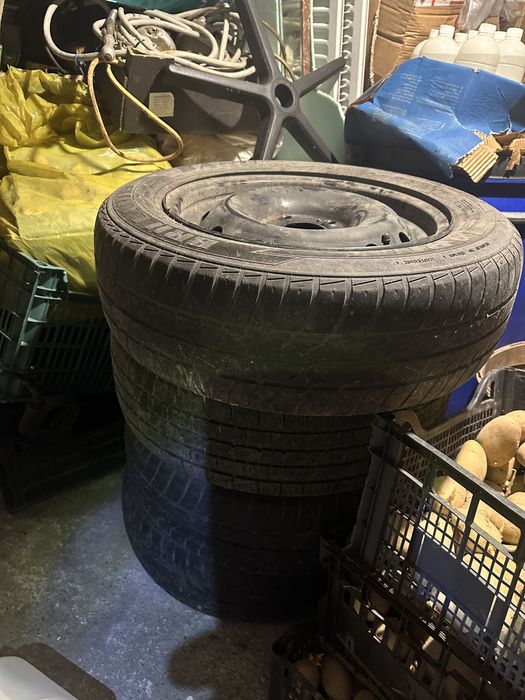 Vând roți de vară logan sandero 185 / 65 / R15