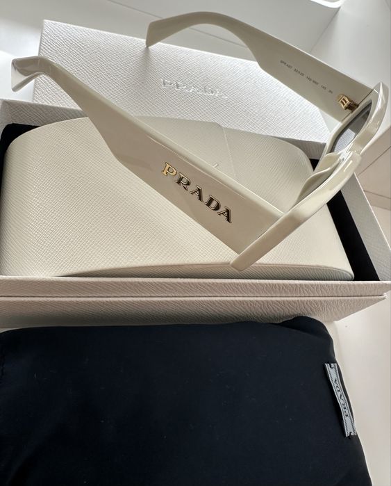 Слънчеви очила PRADA с бели рамки. Оригинални