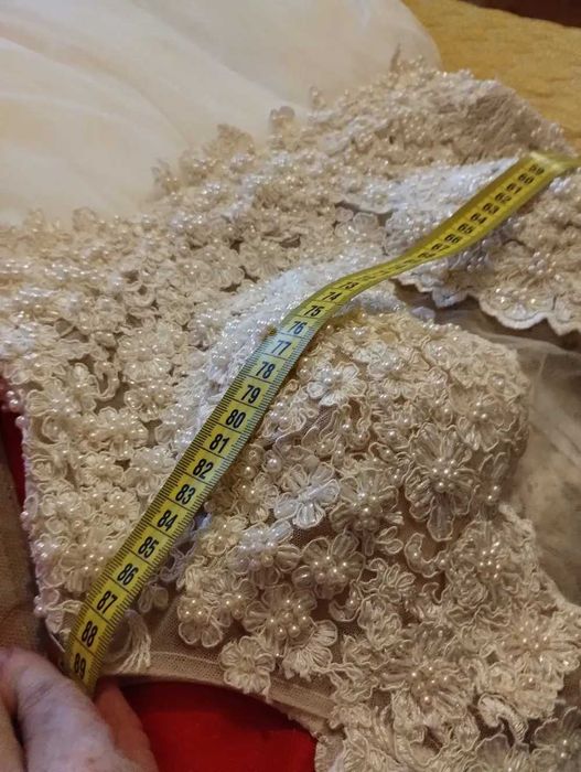 Rochie de mireasa, voal si crinolina incluse