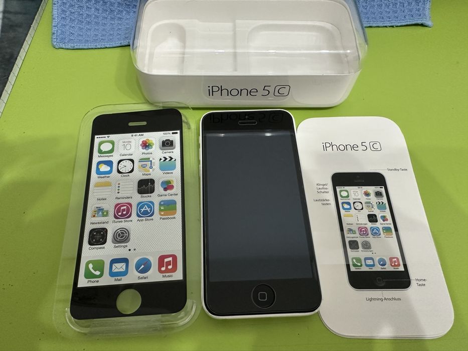 Продавам iPhone 5c с оригинална кутия