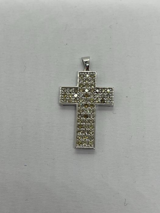 Cruce din aur alb 14 k cu diamante colorate natural 0,91 ct
