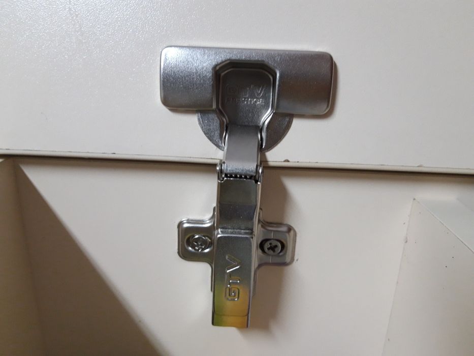 Balamale aplicate GTV cu amortizor încorporat cu CLIPS +capace mascare