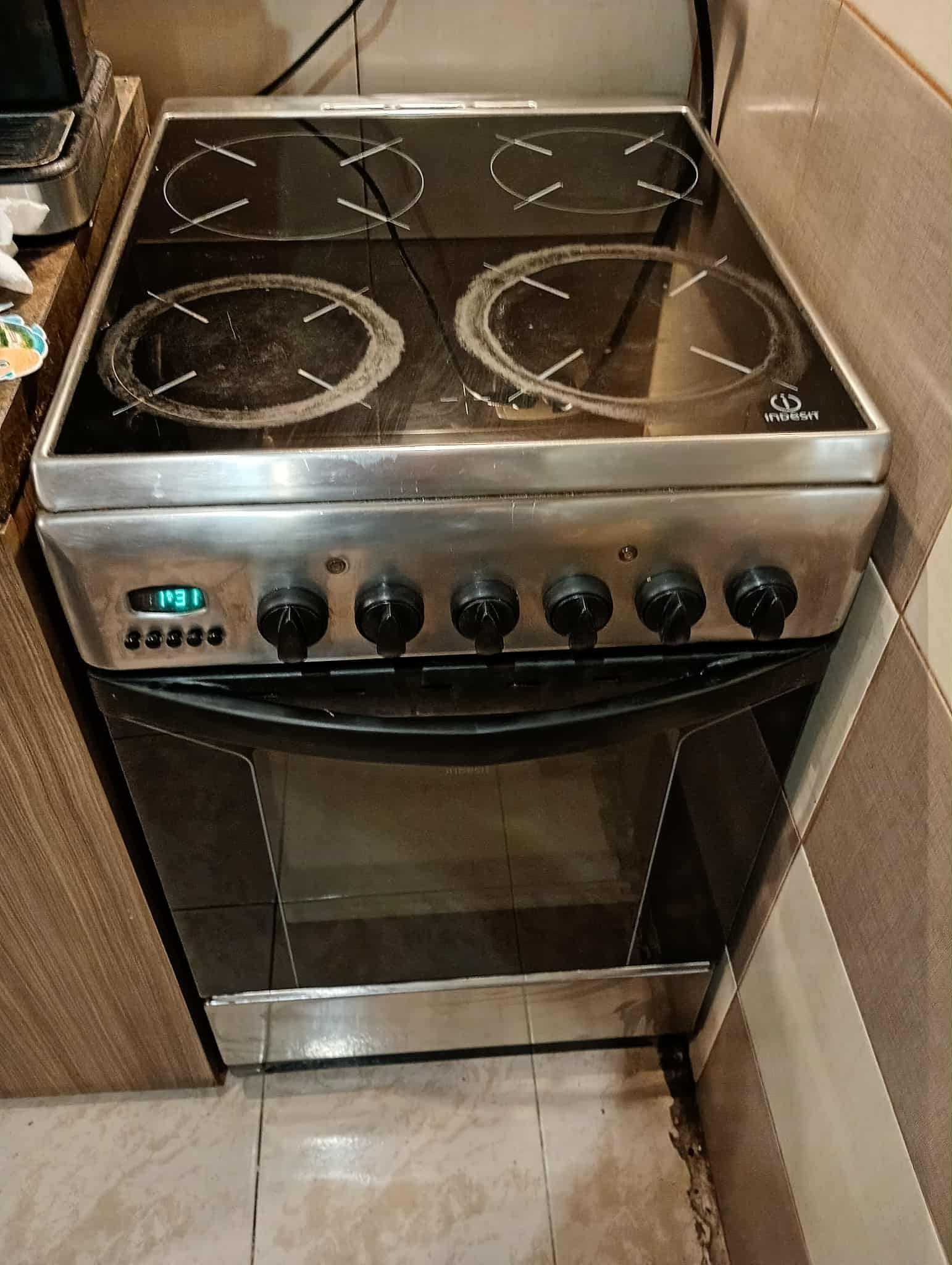 ПЕЧКА INDESIT,ИНДЕЗИТ с керамични котлони иноксова.Всичко работи.ПРОМО