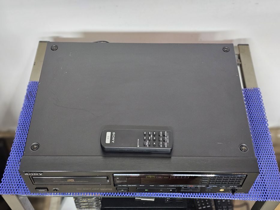 Cd player Sony CDP-990 cu telecomanda 4D/A eșalonat pe 16fs45 de biți.