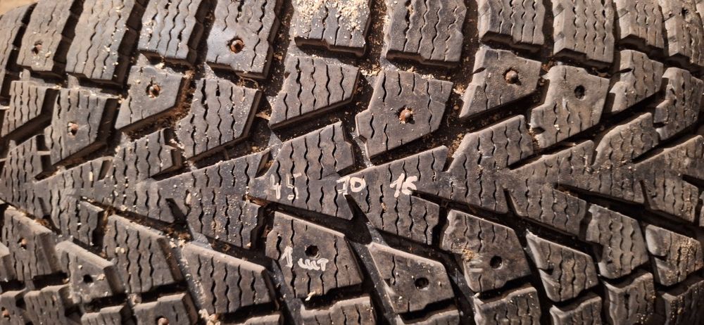 Продам 1 шину  фирмы Максис