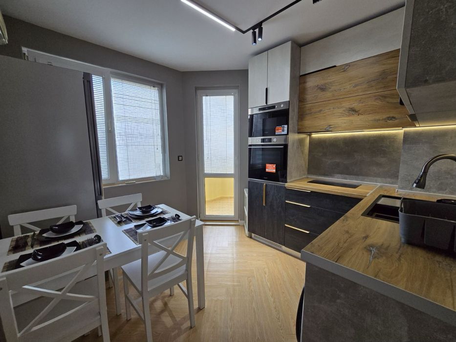 Дава се под наем Тристаен апартамент в Варна, м-т Траката - 65 кв.м за 765 € - Снимка #1