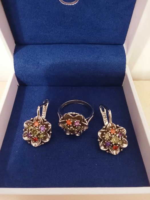 Продам серебряный набор : серьги и кольцо. Размер примерно 17