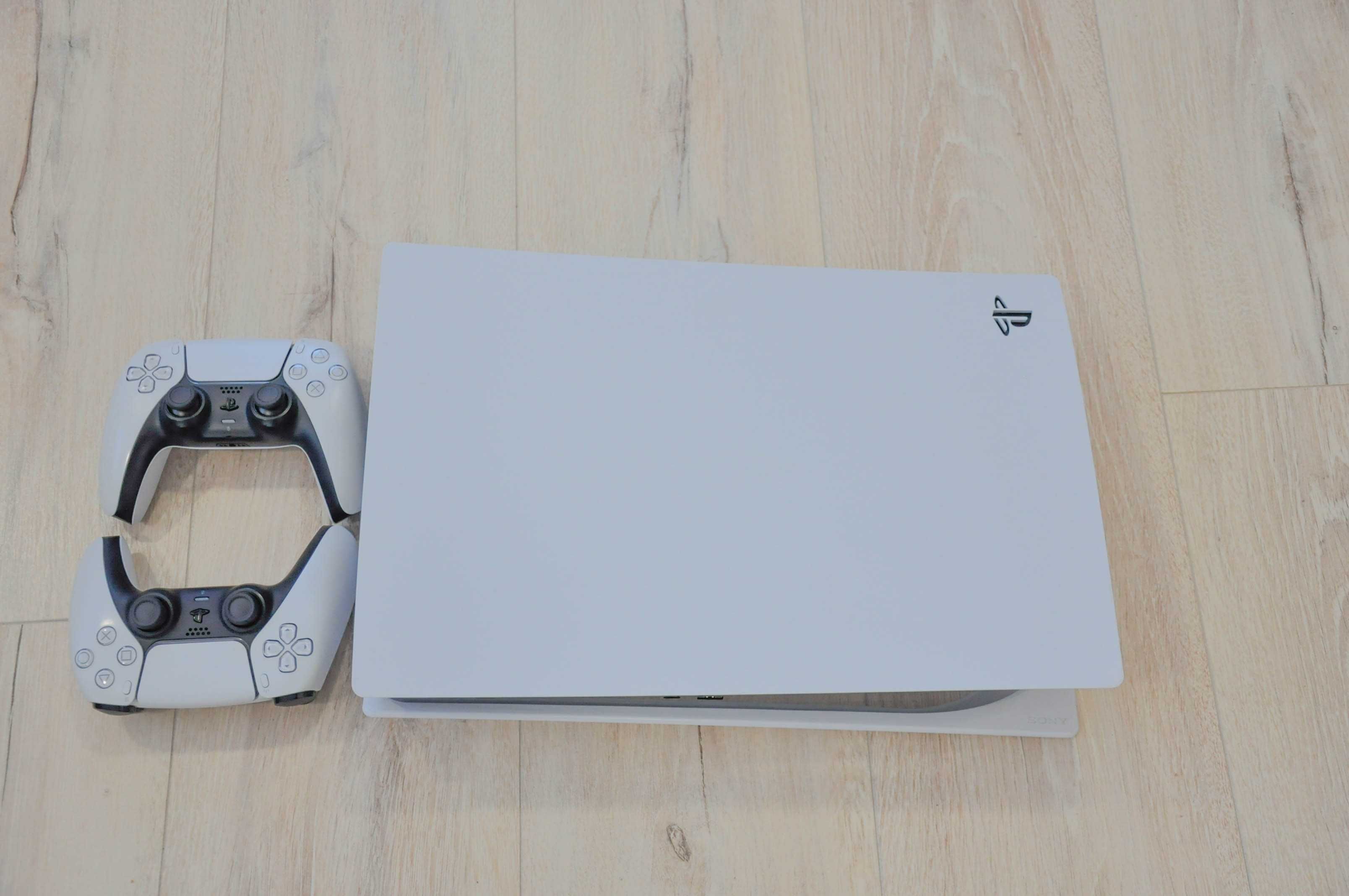 Конзола Playstation 5 Disк Edition, с два джойстика