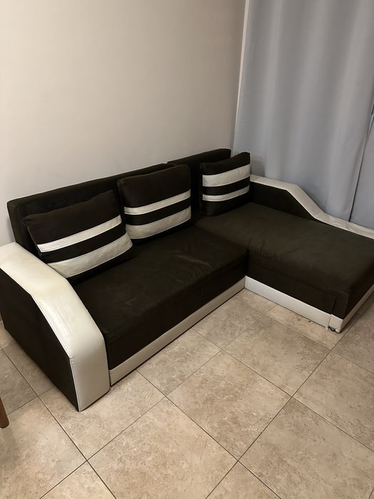 Диван , разтяга се .