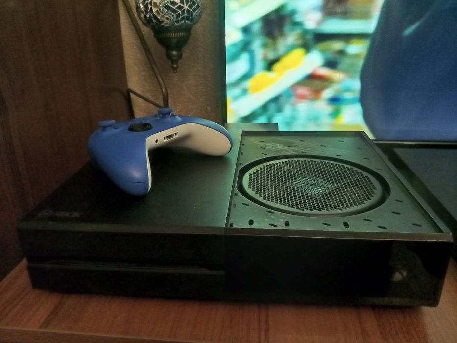 Xbox one 1 Тб в хорошем состоянии читайте внимательно