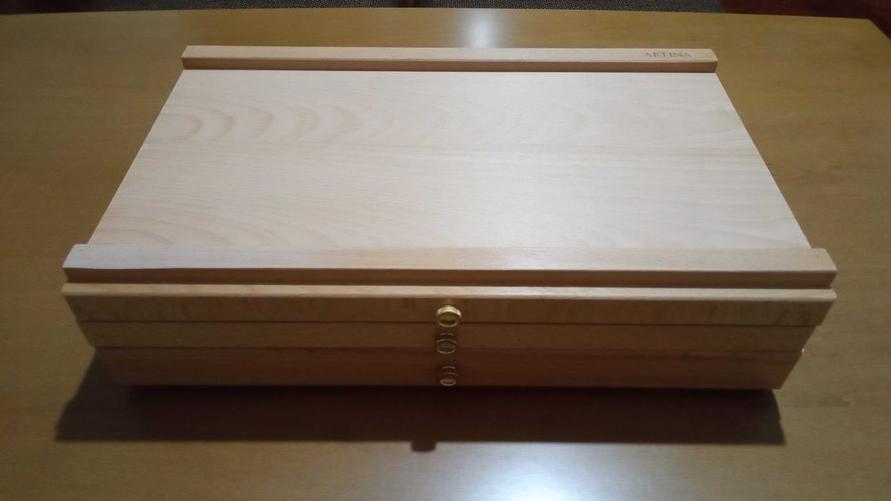 Дървена кутия за художествени материали