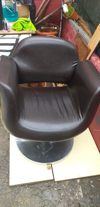 Vând scaun coafor frizerie.