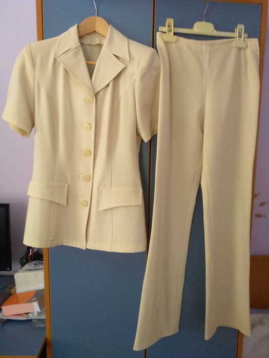 Елегантен дамски костюм 42 размер . Подарък дамски топ