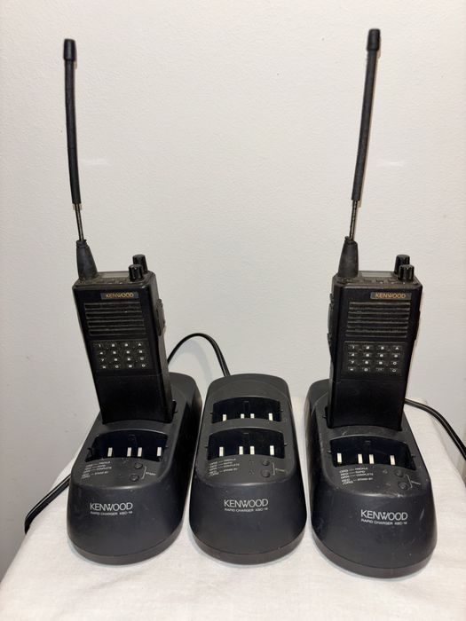 Stație emisie-recepție Kenwood TK-353 + încărcător Kenwood KSC-14