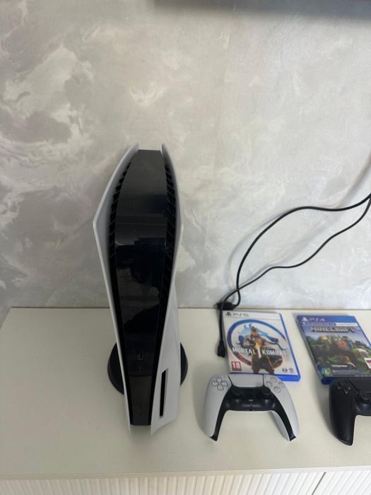 PlayStation 5 (новая) + 2 оригинальных джойстика + 2 диска
