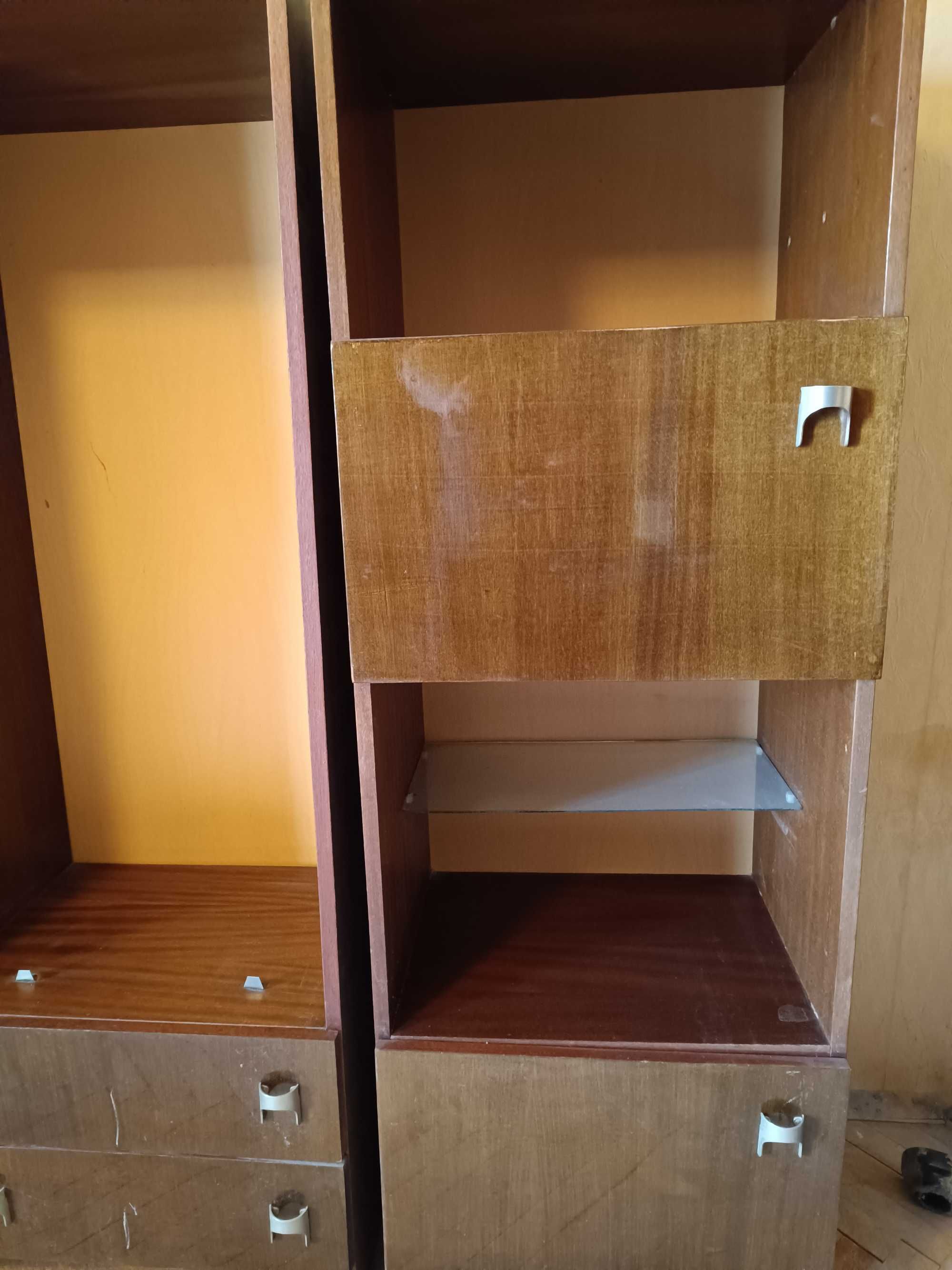 Продавам стара лакирана секция с две ракли