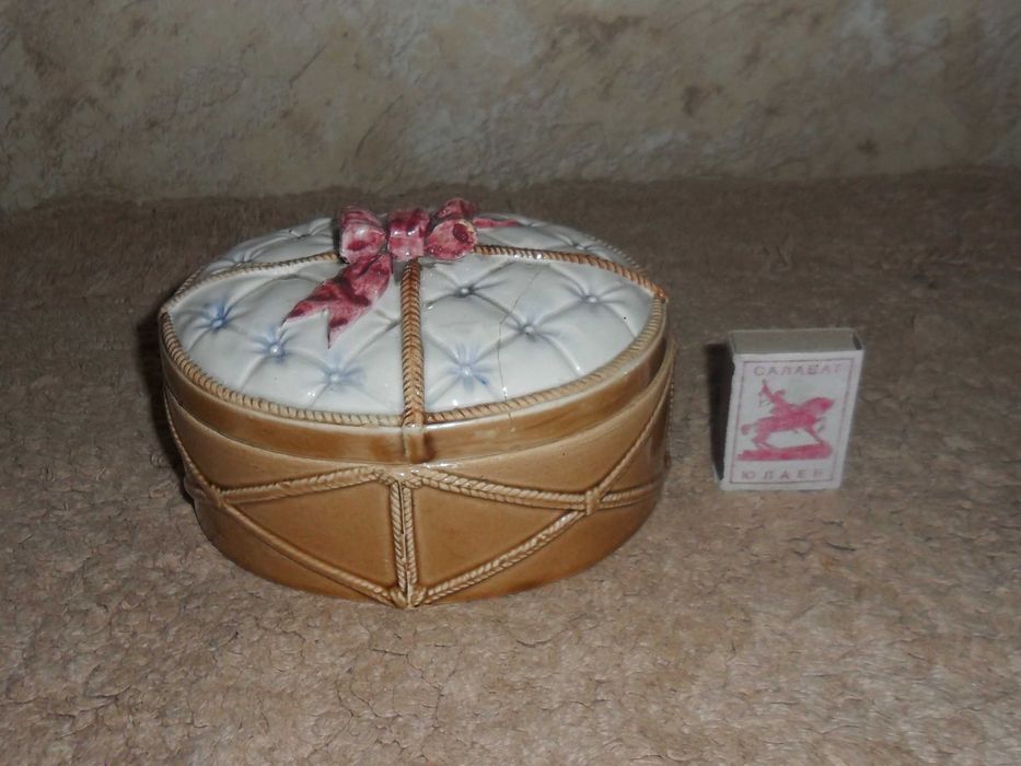 Фарфор, фаянс. Масленка "Коробка", Конаково, 20-е годы