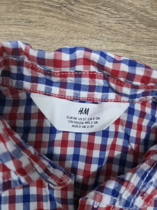 Vand camasa de baieti marimea 98 H&M in condiții excelente