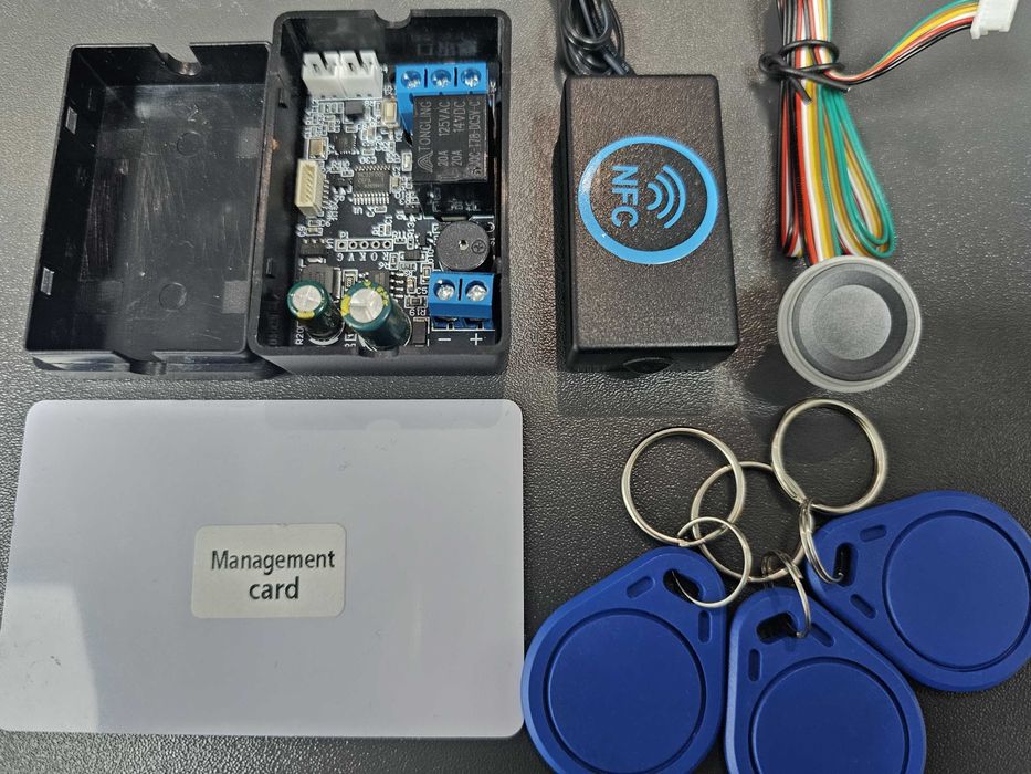 Контрол на достъп управление бариери врати гараж биометрия карта чип