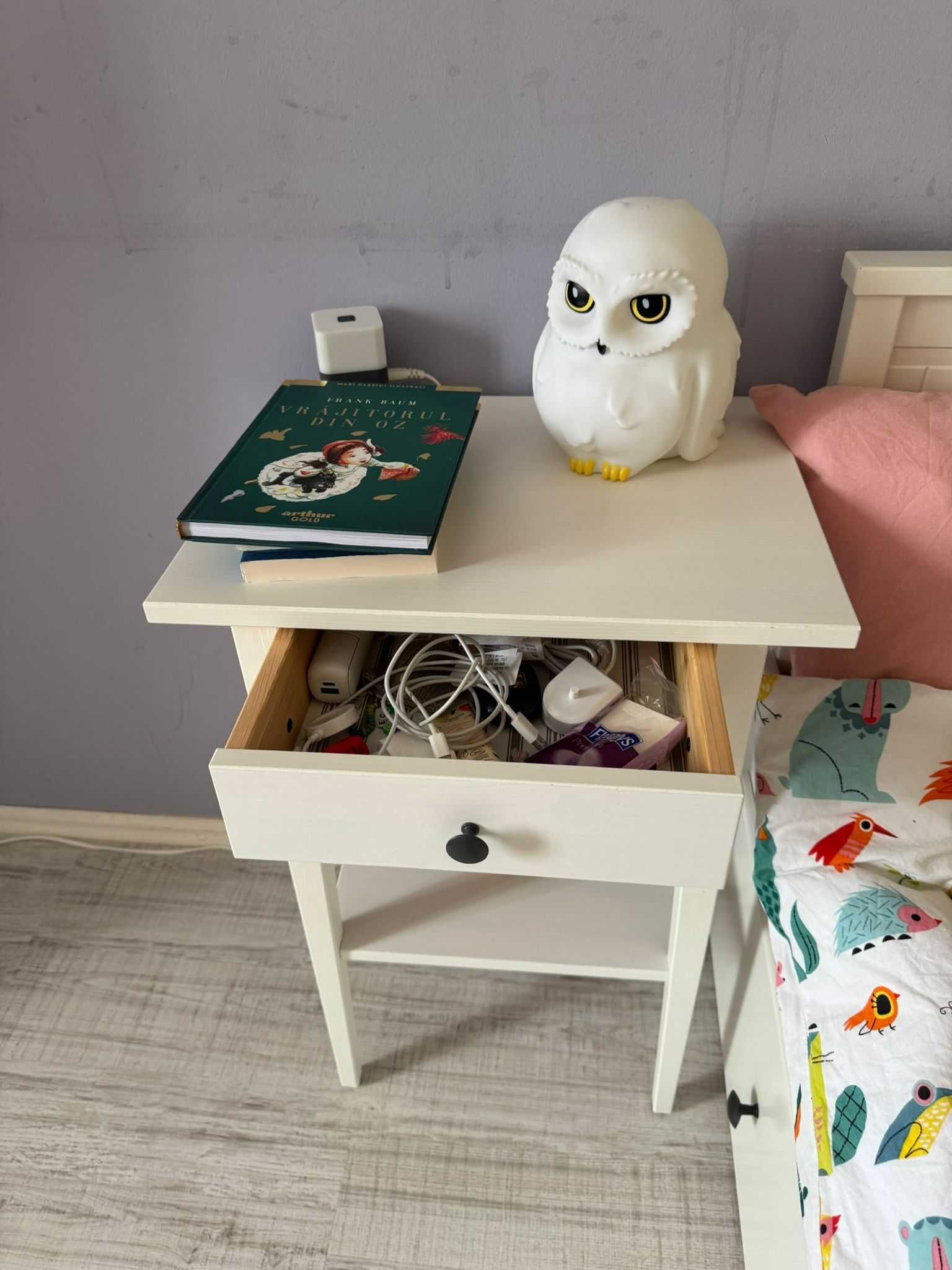 Noptieră IKEA HEMNES, albă – stare impecabilă (70x45 cm)