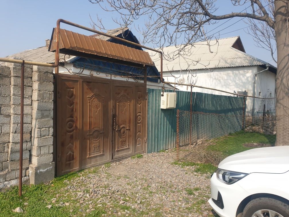 Sirdaryo shahar navoiy kochada 5.5 sothli hovli sotiladi