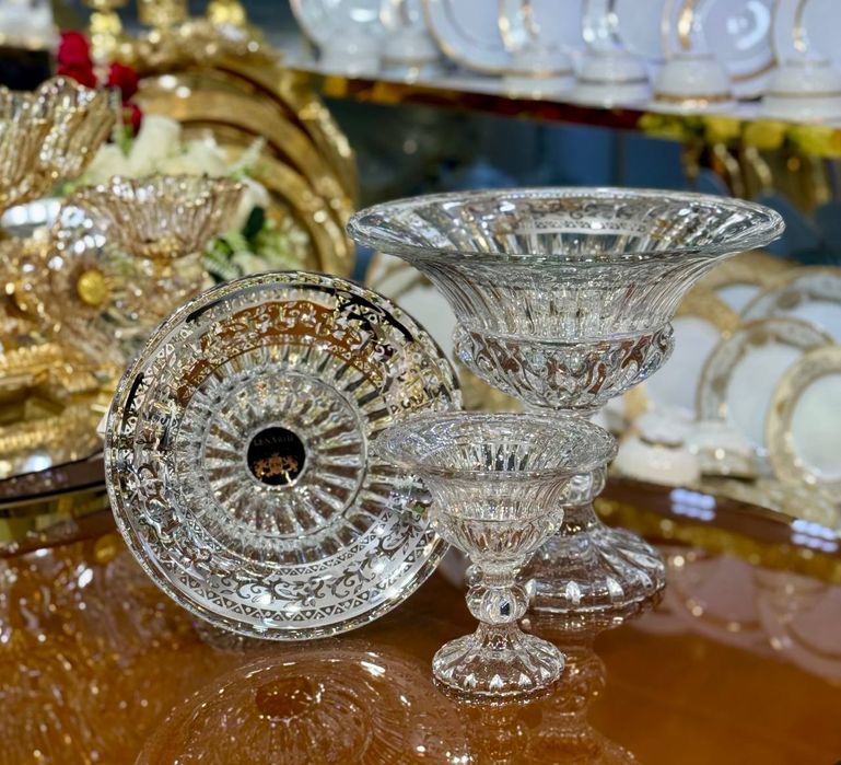 Набор золотых хрустальных ваз и салатниц