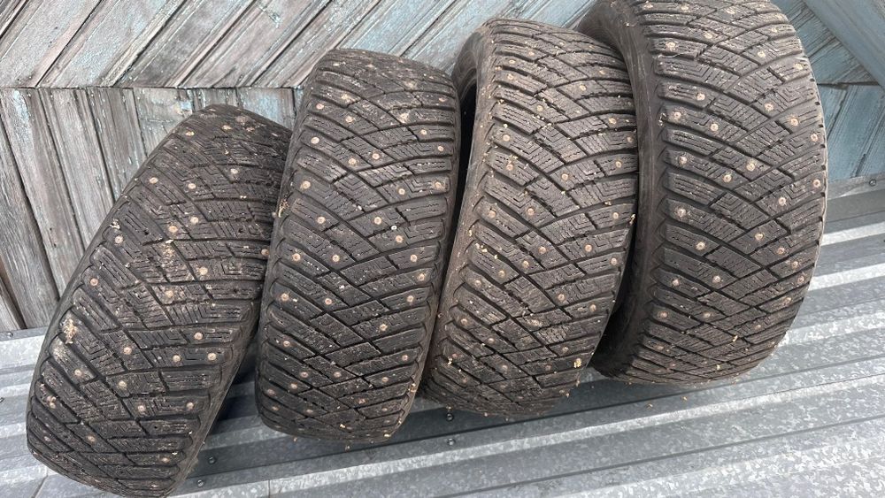 Продаются шины зимние, размер 215/55/17,
