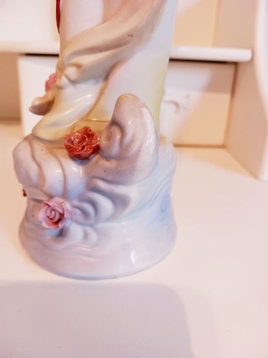 Statueta veche din portelan