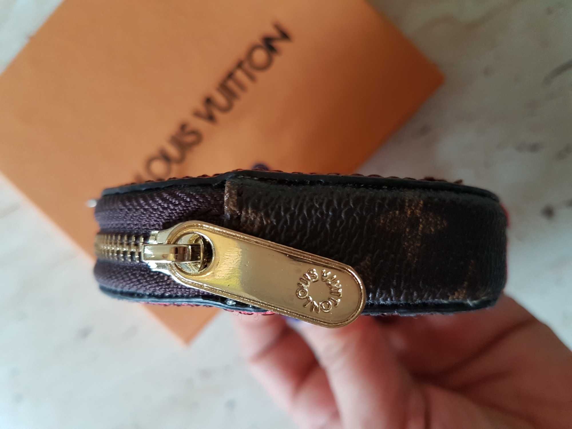 portofel/breloc/accesoriu pentru geanta Louis Vuitton, nou in cutie