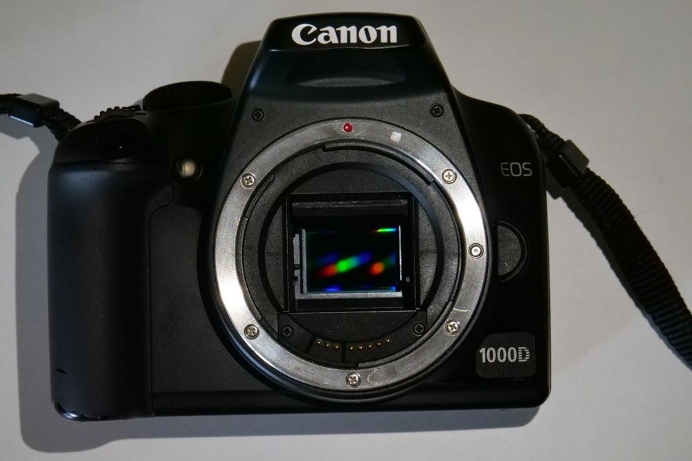 Camera/Aparat foto Canon 1000d + doua obiective tamron 18-200 plus kit