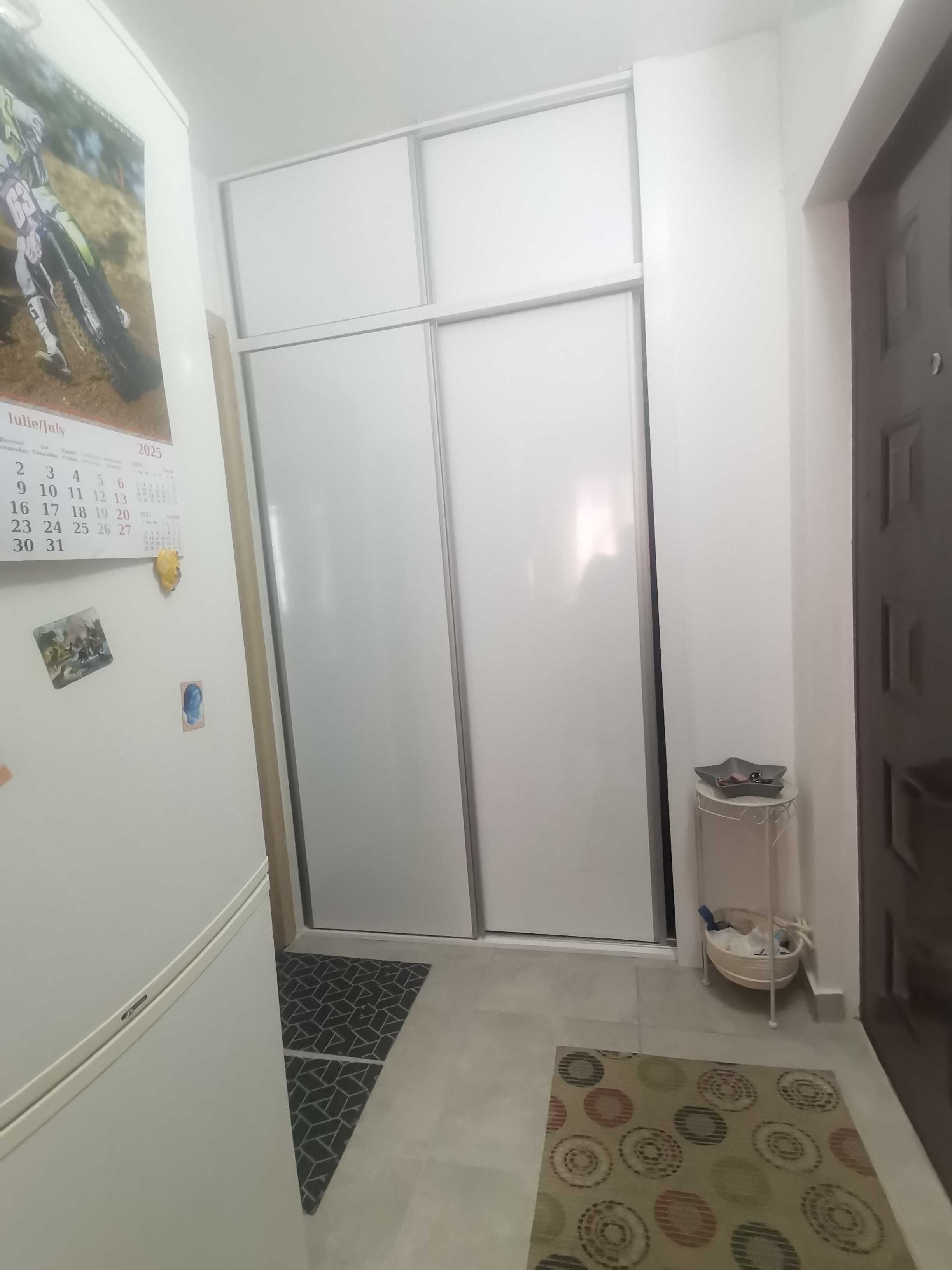 Inchiriez ap. 2 camere, Craiovita Noua, cu Centrala si AC. 330 Eur